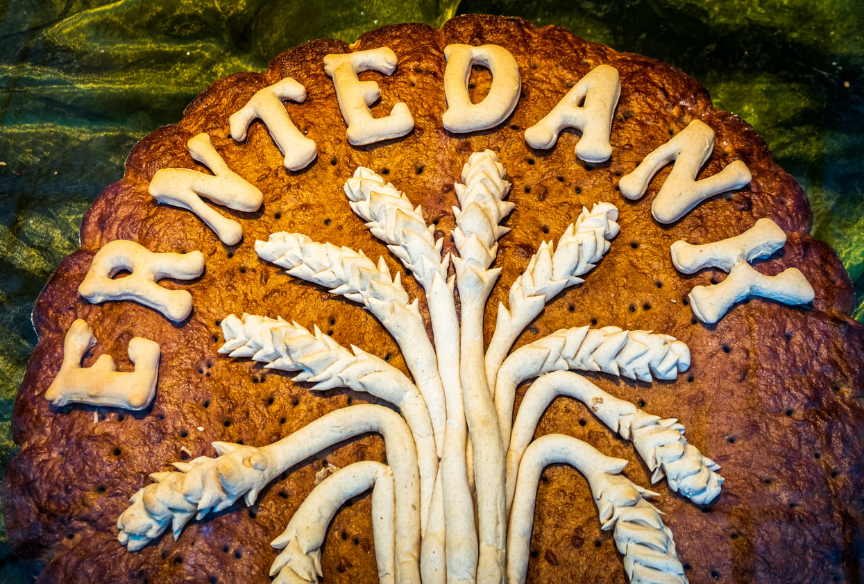 Decorative bread with 'Erntedank' and wheat motifs, traditionally used to celebrate Germany's Harvest Festival.