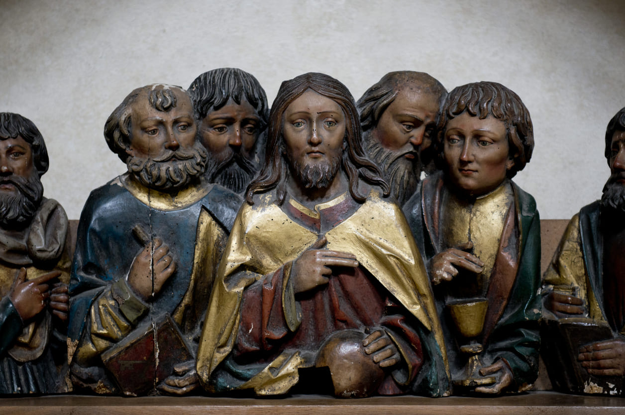 A carved depiction of Jesus and his disciples at the Last Supper, representing the essence of Maundy Thursday.