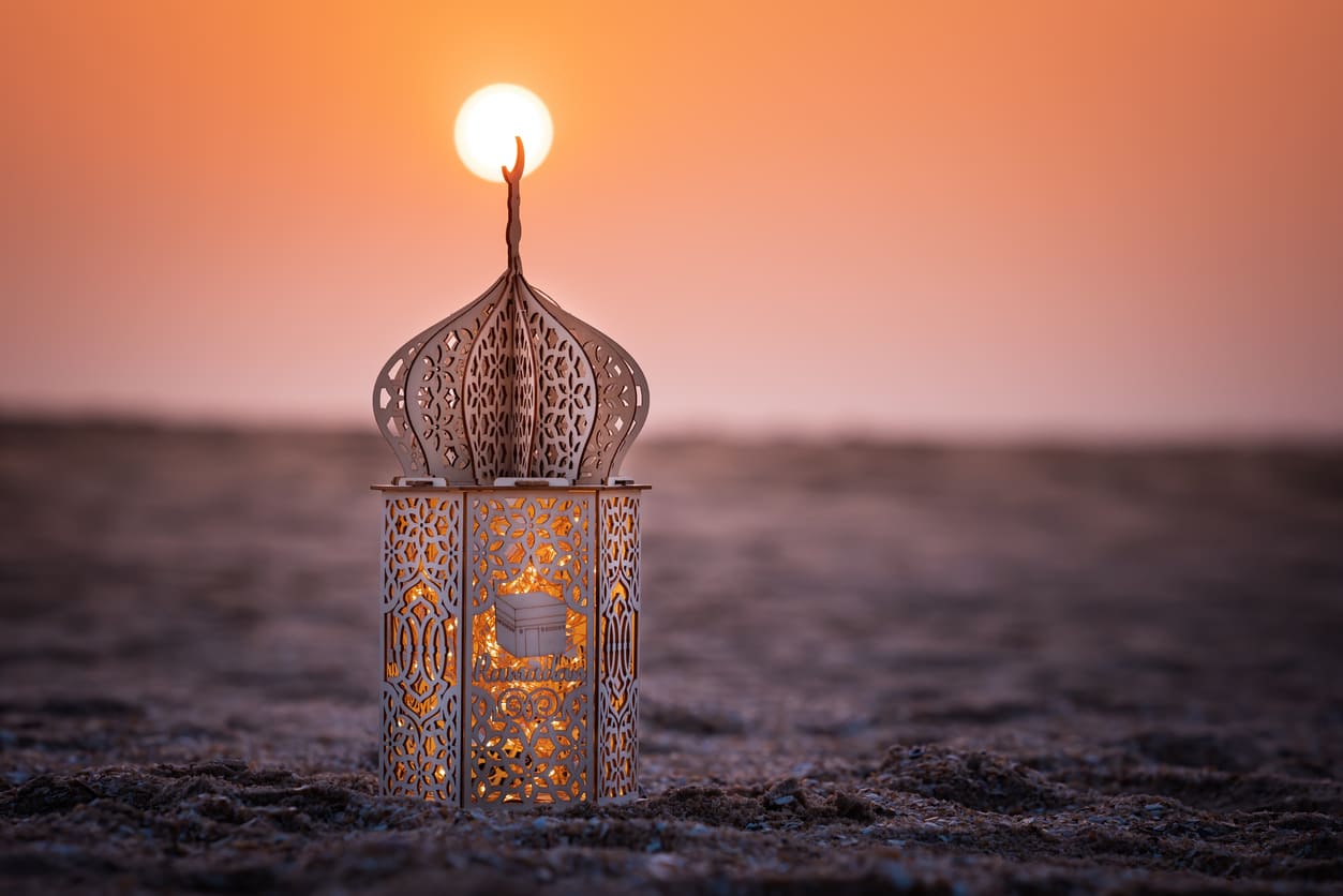 A softly glowing lantern set against a twilight sky, symbolizing the spiritual beginning of Ramadan in Mauritius.