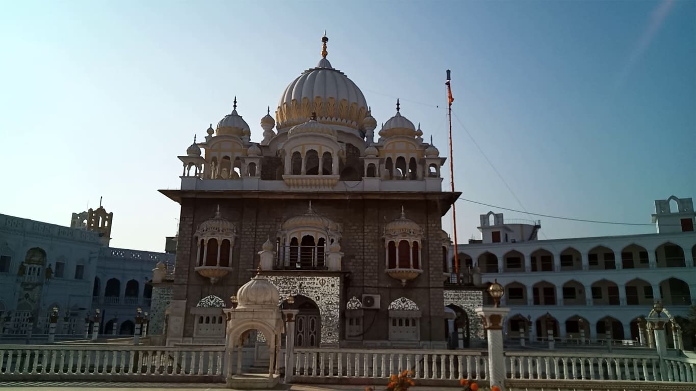 A stunning view of Gurdwara Panja Sahib in Hasan Abdal, Pakistan, showcasing its intricate architecture and spiritual significance.